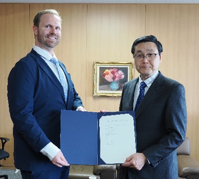 Keysight’s Dr. Eric Holland (left) and AIST’s Norimitsu Murayama signed the agreement to collaborate on quantum research and drive quantum industrialization