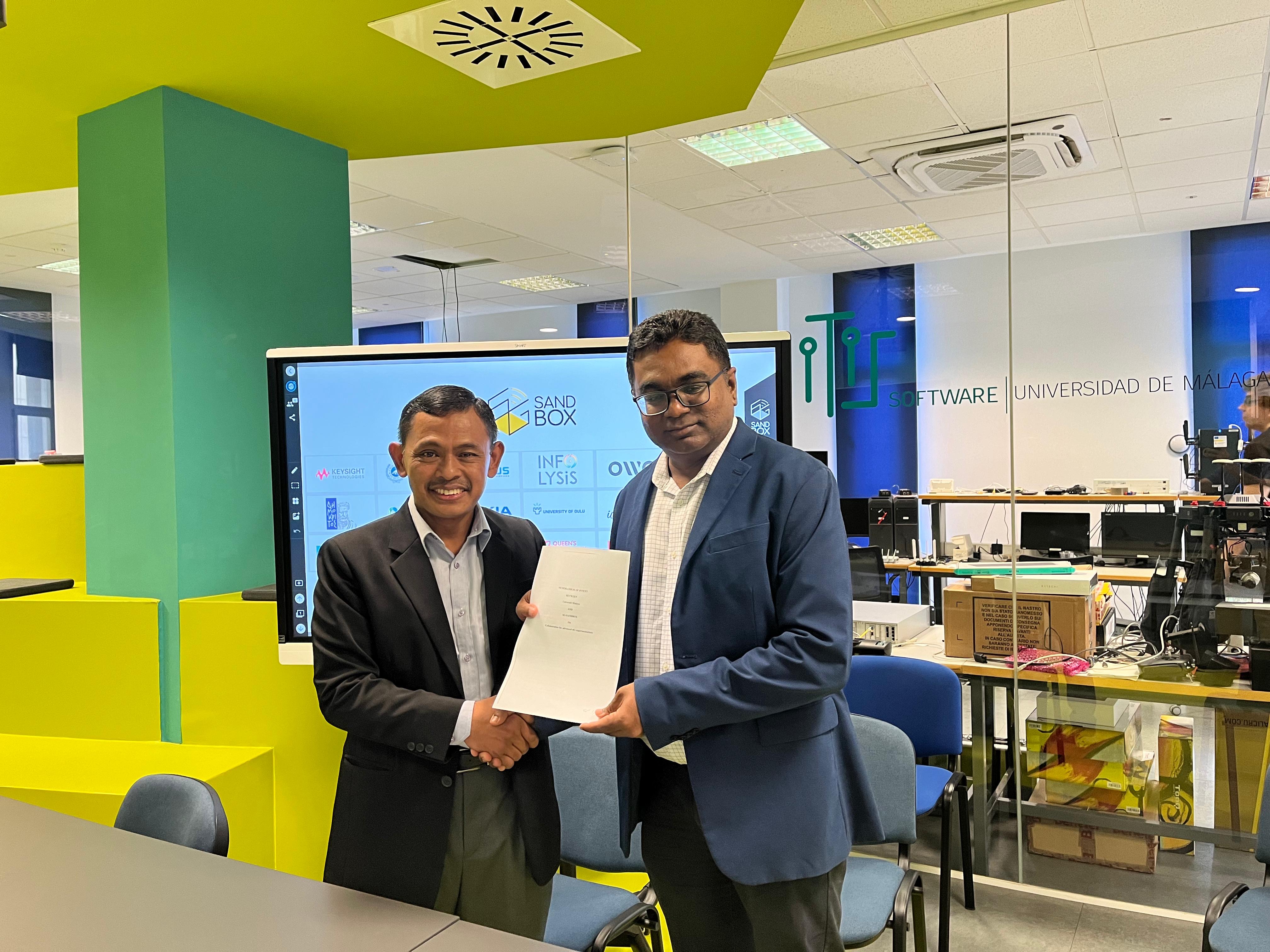 Universiti Malaya’s Dr. Dimyati and Keysight’s Muthu Kumaran with signed MoU.