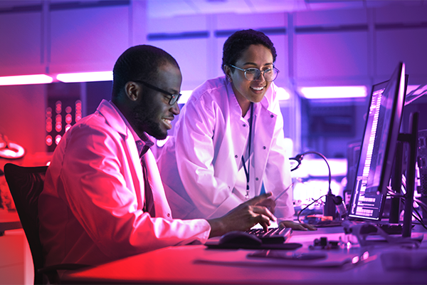 两名工程师在电脑显示器前工作