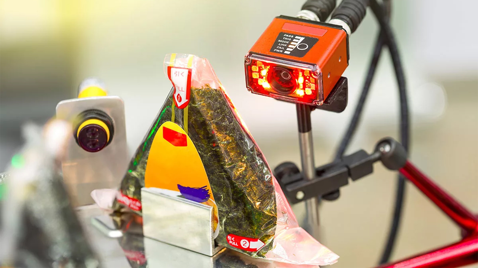 食品工厂寿司工业生产线传送带上的条码机器视觉技术。